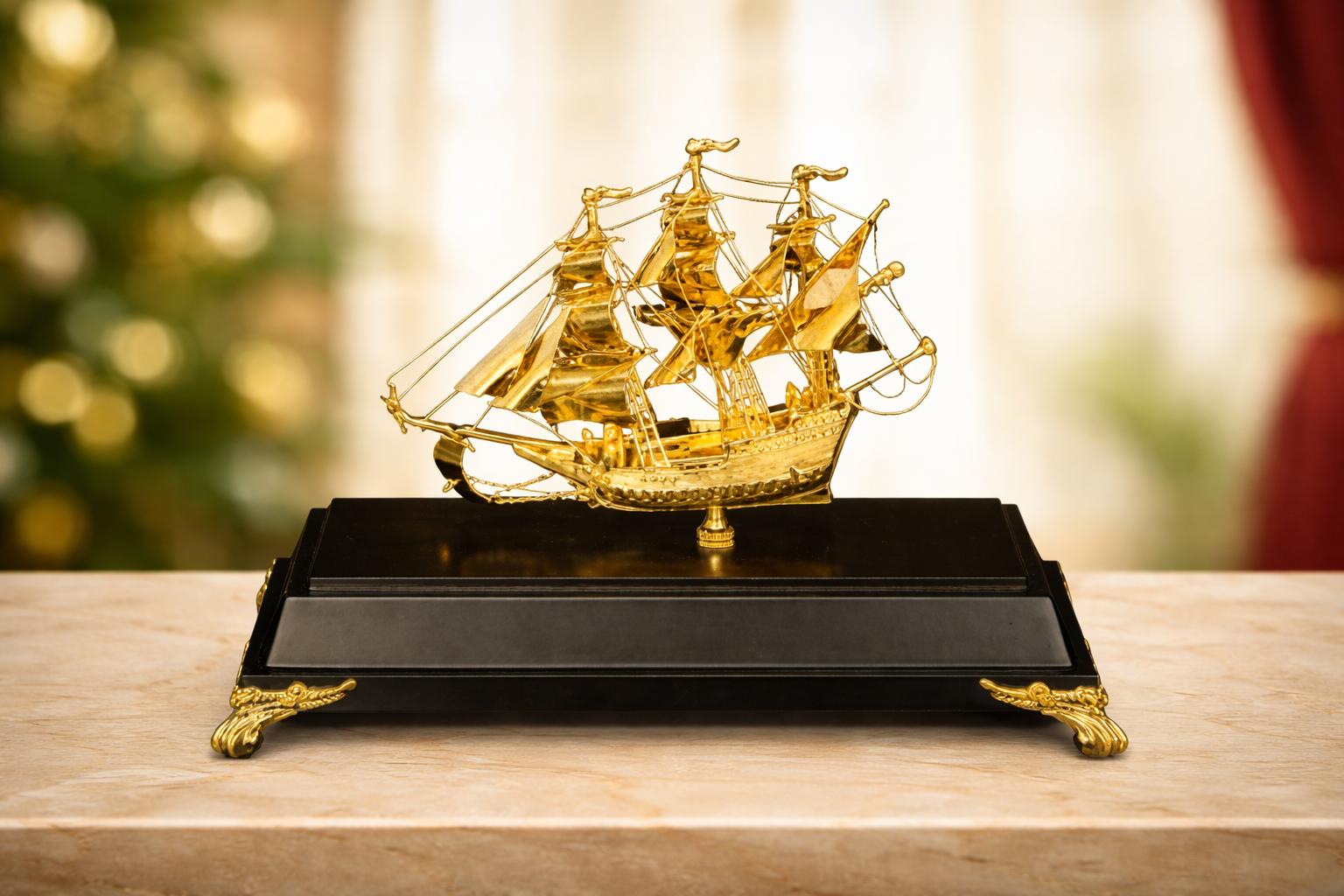 thuyền buồm mạ vàng thể hiện sự thịnh vượng